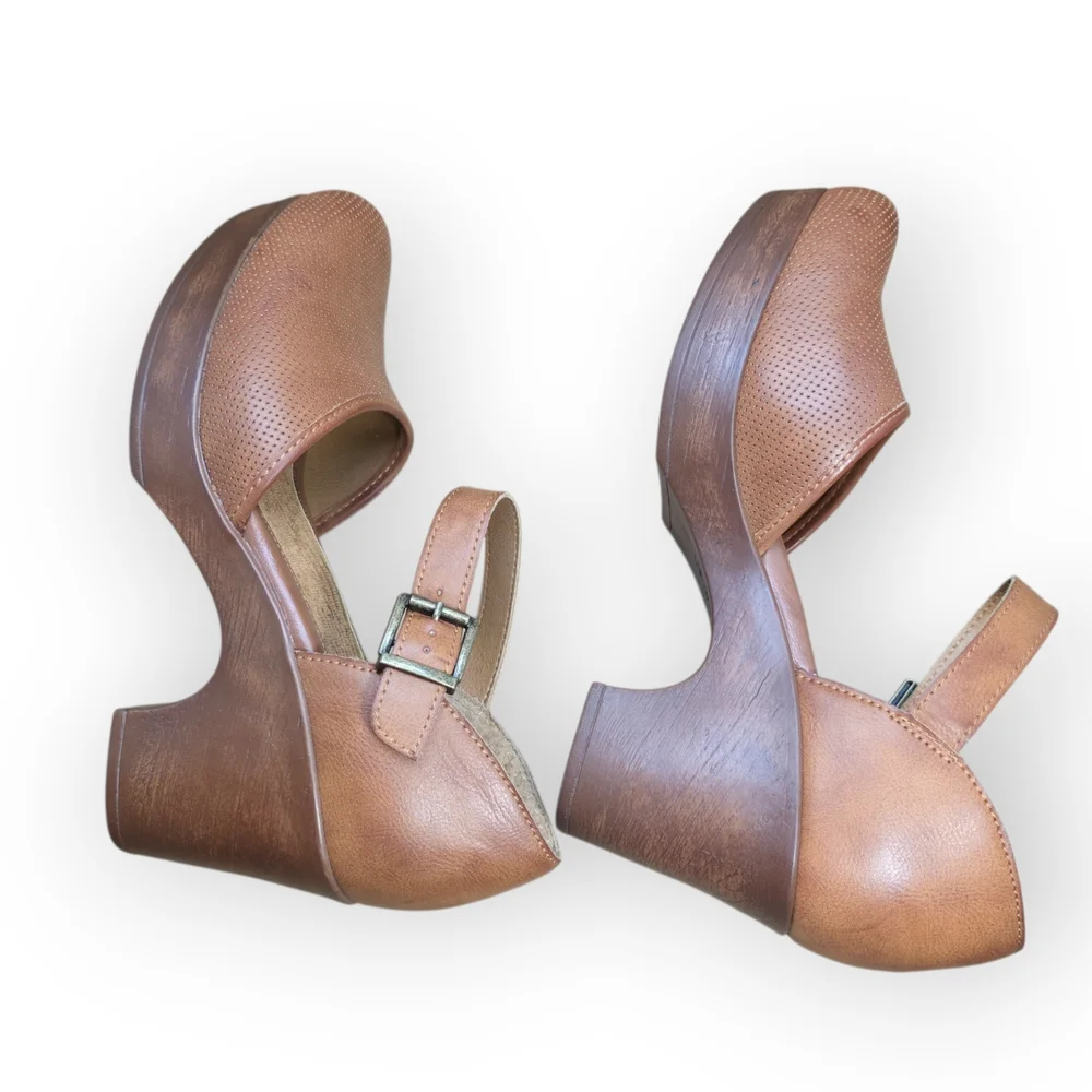 b.o.c. Gia clogs in brown leather, size 9. Mary Jane comfort shoes with block he